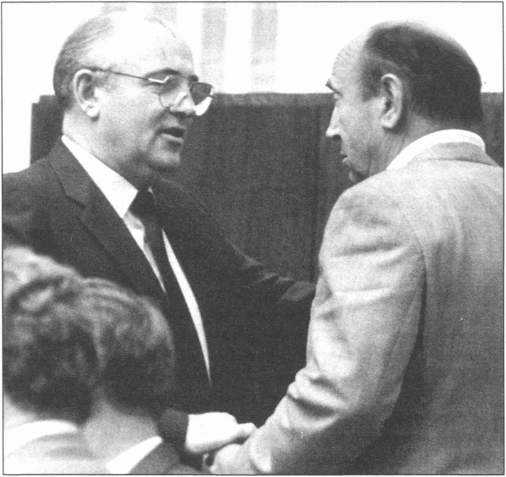 Дружеское пожатие Михаила Горбачева. Москва, I Съезд народных депутатов СССР, 1989 г. Публикуется впервые Дружеское пожатие Михаила Горбачева. Москва, I Съезд народных депутатов СССР, 1989 г. Публикуется впервые