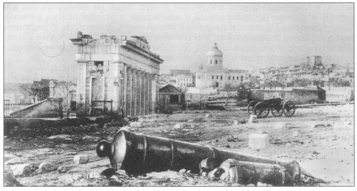 Разрушенный Севастополь, ок. 1856 г. Фрагмент фотопанорамы Леон-Эжена Мехедена, отпечатанной на альбуминной бумаге, — одна из первых фотографий города. Музей Армии (Париж) Разрушенный Севастополь, ок. 1856 г. Фрагмент фотопанорамы Леон-Эжена Мехедена, отпечатанной на альбуминной бумаге, — одна из первых фотографий города. Музей Армии (Париж)