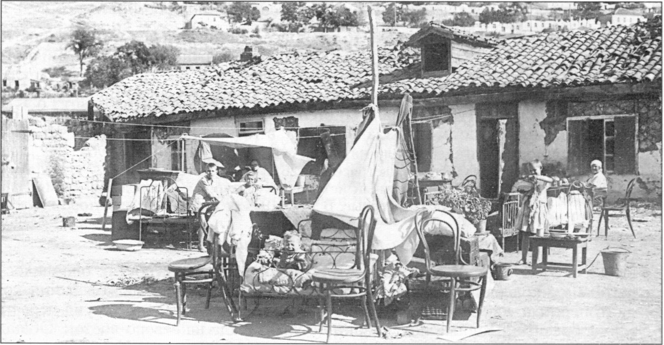 Так выглядел один из дворов на Охотской улице в Севастополе после первого толчка. Фото 1927 г. из собрания Института физики Земли РАН (Москва) Так выглядел один из дворов на Охотской улице в Севастополе после первого толчка. Фото 1927 г. из собрания Института физики Земли РАН (Москва)