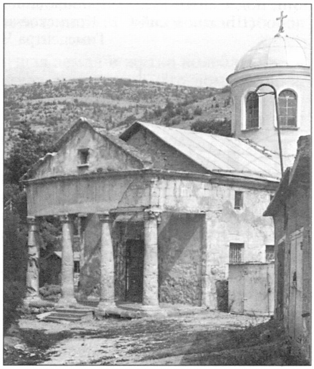 Церковь Двенадцати апостолов в Балаклаве. Один из блоков крайней левой колонны во время землетрясения был выдвинут. Фото А. Никонова, 1994 г Церковь Двенадцати апостолов в Балаклаве. Один из блоков крайней левой колонны во время землетрясения был выдвинут. Фото А. Никонова, 1994 г