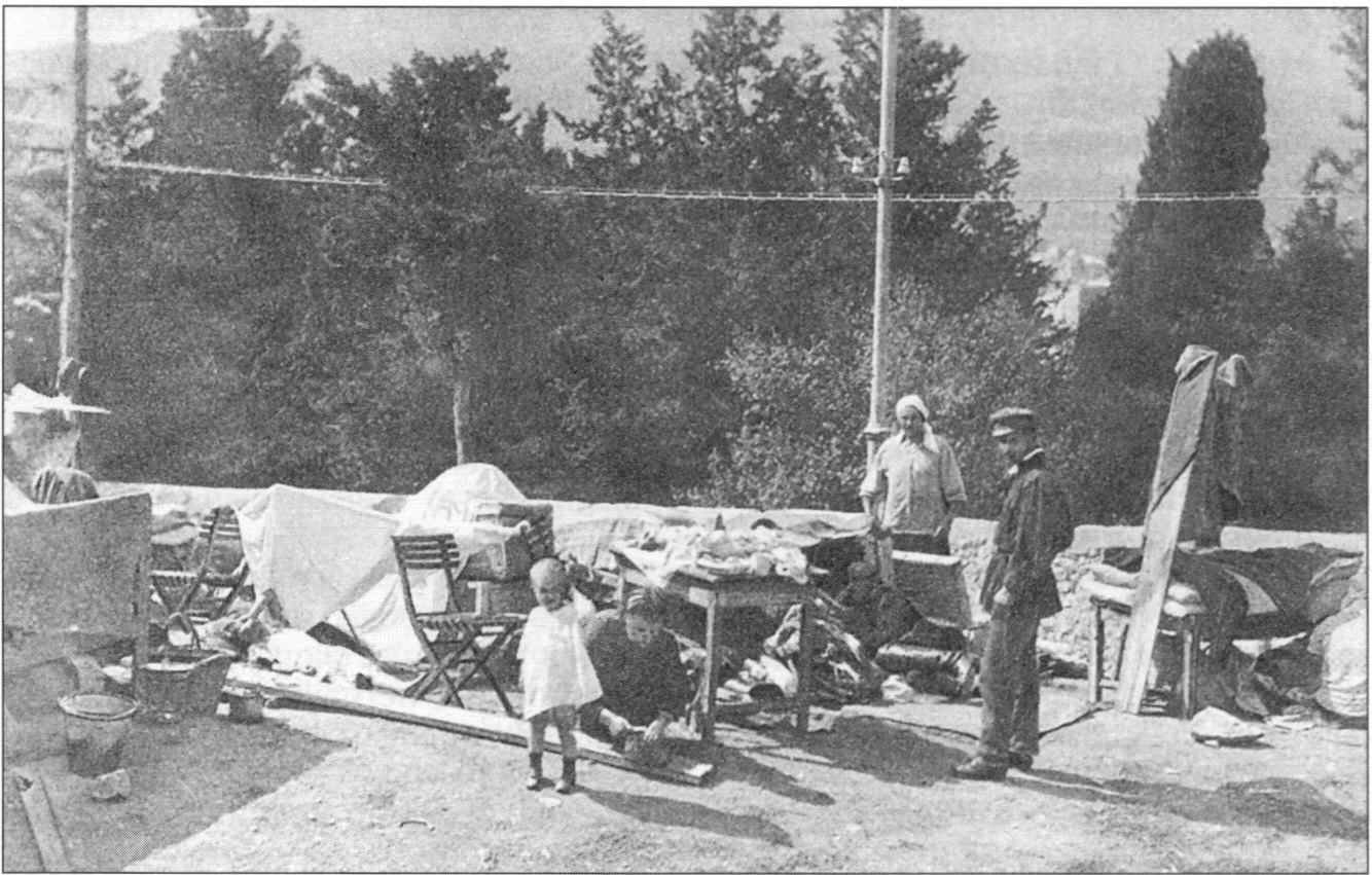 Ялта. Пострадавшие от землетрясения во дворе дома. Открытка 1927 г Ялта. Пострадавшие от землетрясения во дворе дома. Открытка 1927 г