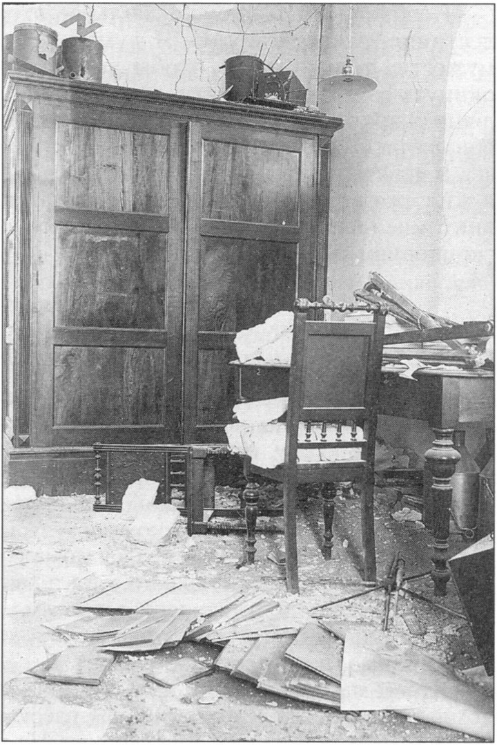 Никитский Ботанический сад. Разгром в комнате указывает на силу толчка 5—6 баллов. Фотооткрытка 1927 г. из собрания Института физики Земли РАН (Москва) Никитский Ботанический сад. Разгром в комнате указывает на силу толчка 5—6 баллов. Фотооткрытка 1927 г. из собрания Института физики Земли РАН (Москва)