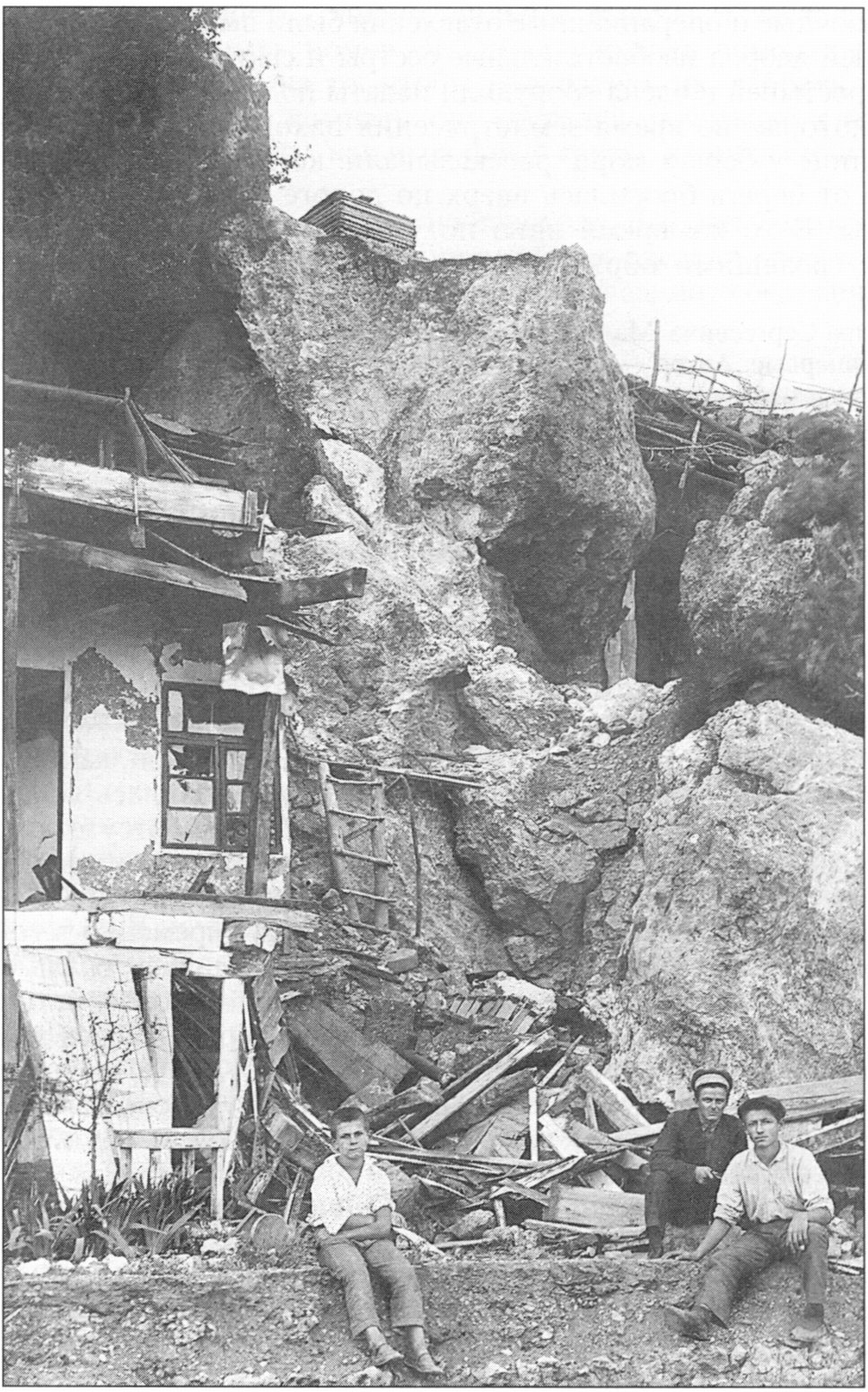 Гурзуф. Дом, разрушенный обвалившейся скальной глыбой. Фото П.А. Двойченко (1927) из собрания Института физики Земли РАН. Публикуется впервые Гурзуф. Дом, разрушенный обвалившейся скальной глыбой. Фото П.А. Двойченко (1927) из собрания Института физики Земли РАН. Публикуется впервые