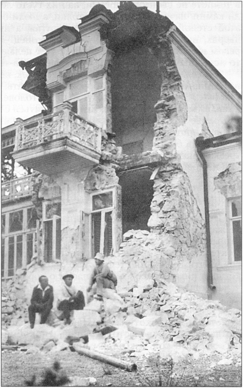 Алушта, дача Давыдовой (вид с юго-востока). Значительные разрушения в Алуште могут объясняться возникновением дополнительного очага. Фото из собрания Института физики Земли РАН (Москва). Публикуется впервые Алушта, дача Давыдовой (вид с юго-востока). Значительные разрушения в Алуште могут объясняться возникновением дополнительного очага. Фото из собрания Института физики Земли РАН (Москва). Публикуется впервые