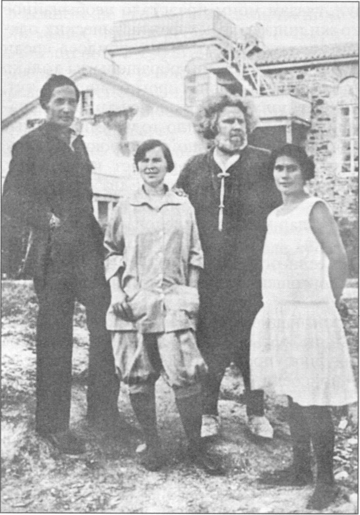 Мария Степановна и Максимилиан Александрович Волошины (в центре) с гостями перед своим домом, на стене которого видны следы землетрясения Мария Степановна и Максимилиан Александрович Волошины (в центре) с гостями перед своим домом, на стене которого видны следы землетрясения