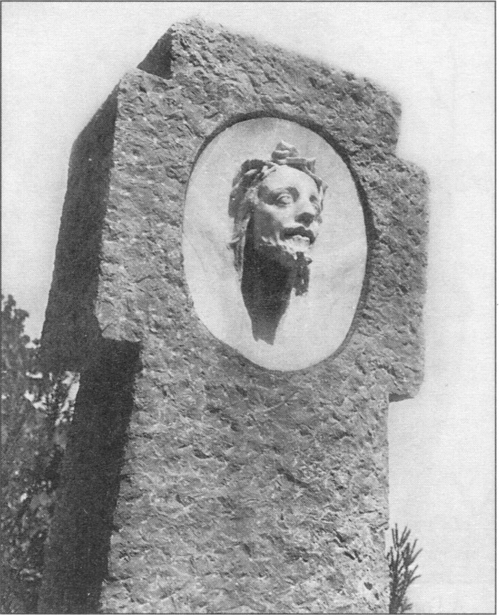 Надгробие Е.П. Родаковой на кладбище в Мисхоре. Горельеф работы А.С. Голубкиной. Крест исполнен по рисунку А.А. Хотяинцевой. Фото 1970-х годов. Публикуется впервые Надгробие Е.П. Родаковой на кладбище в Мисхоре. Горельеф работы А.С. Голубкиной. Крест исполнен по рисунку А.А. Хотяинцевой. Фото 1970-х годов. Публикуется впервые