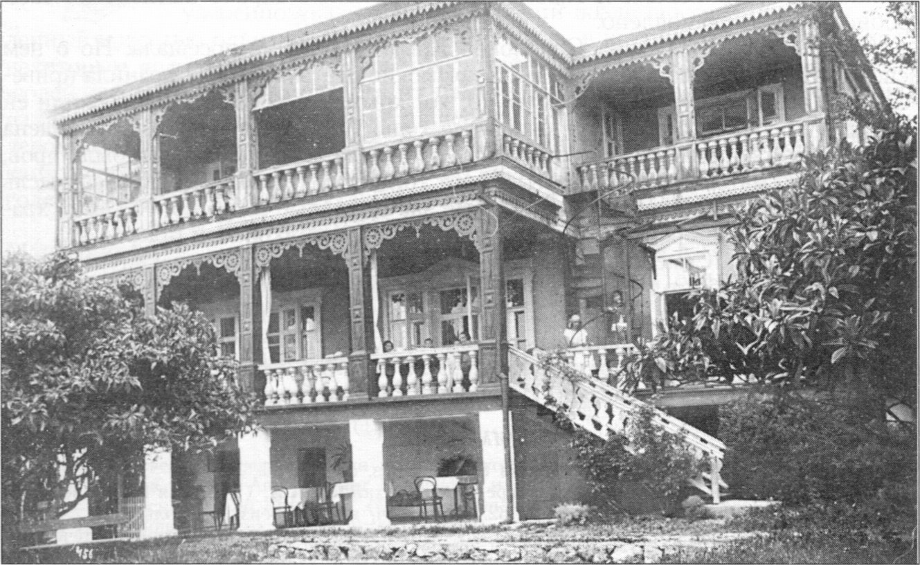 Дача семьи Токмаковых в Нижнем Мисхоре. Фото 1930-х годов. Собрание М.В. Водовозовой Дача семьи Токмаковых в Нижнем Мисхоре. Фото 1930-х годов. Собрание М.В. Водовозовой