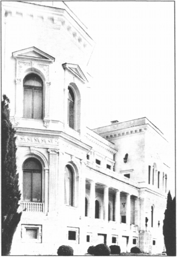 Восточный фасад Ливадийского дворца. Архитектор Н.П. Краснов. В эркере второго этажа — окна рабочего кабинета Николая II Восточный фасад Ливадийского дворца. Архитектор Н.П. Краснов. В эркере второго этажа — окна рабочего кабинета Николая II