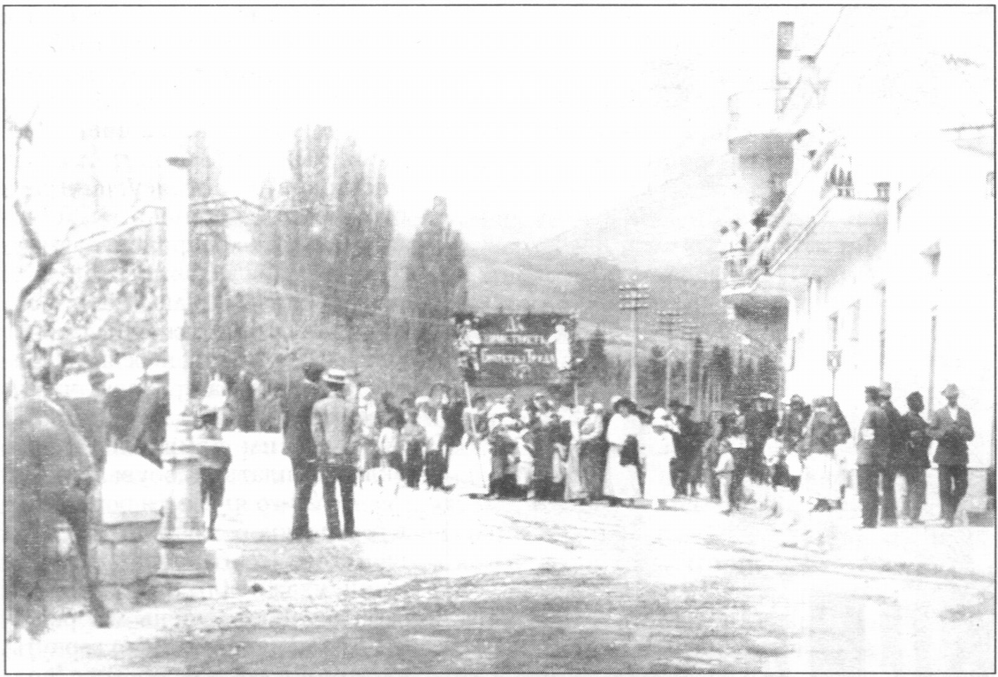 Демонстрация в Ялте, март 1917 г. Фото из фондов Ялтинского историко-литературного музея. Публикуется впервые Демонстрация в Ялте, март 1917 г. Фото из фондов Ялтинского историко-литературного музея. Публикуется впервые