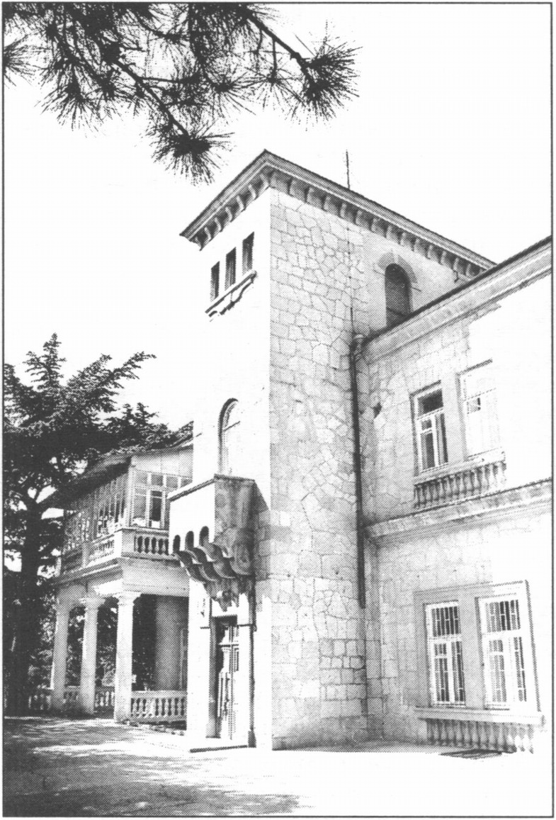 Бывшая усадьба княгини М.В. Барятинской в Ялте; архитектор О. Вегенер (?). Ныне — санаторий «Ялтинский» МО Украины. Сентябрь 2003 г. Фото Д. Лосева Бывшая усадьба княгини М.В. Барятинской в Ялте; архитектор О. Вегенер (?). Ныне — санаторий «Ялтинский» МО Украины. Сентябрь 2003 г. Фото Д. Лосева