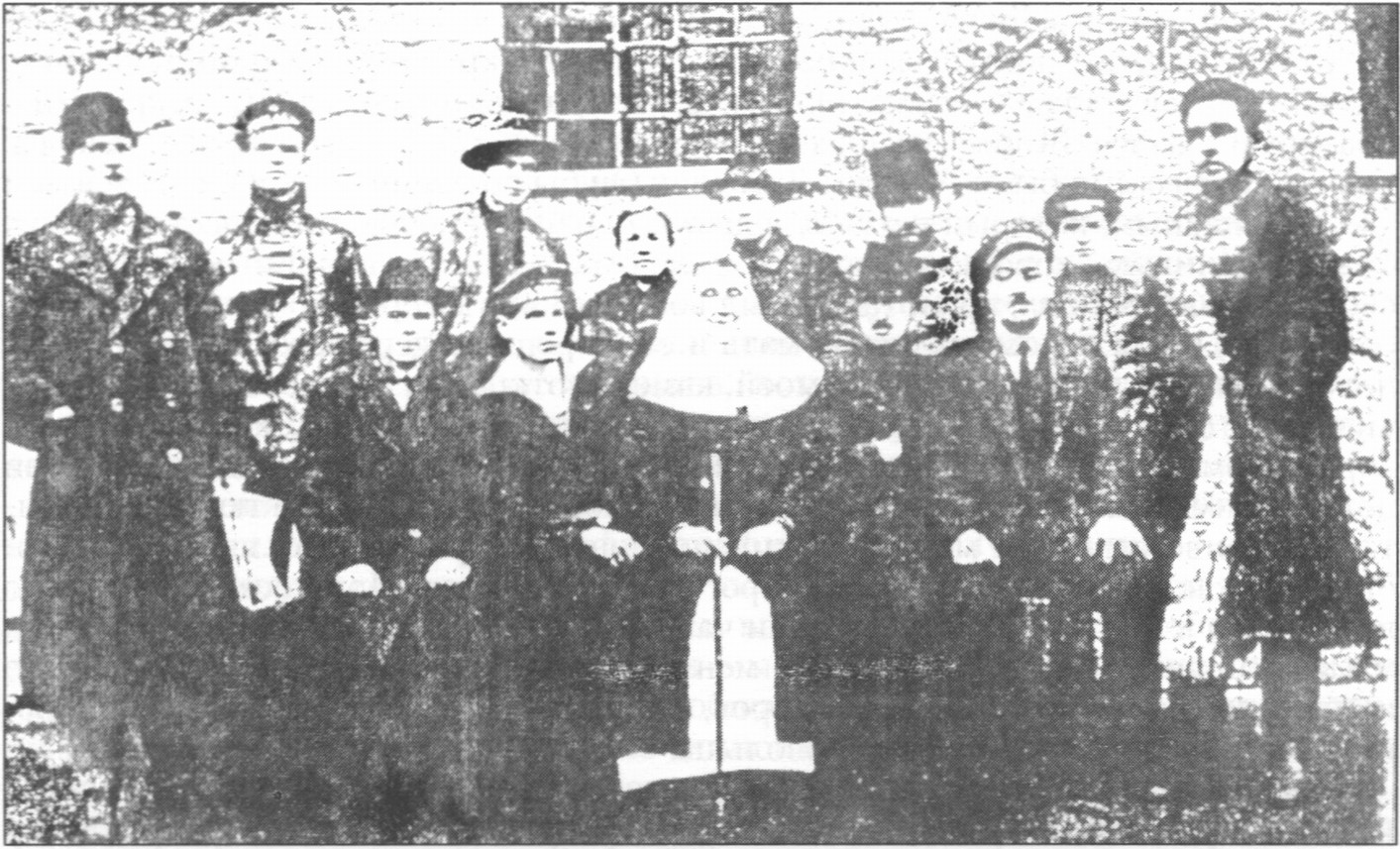 Фото из книги М.В. Барятинской. Подтекстовка автора. В переднем ряду сидят (слева направо): банковский служащий, Миша Полянский, княгиня М.В. Барятинская, комендант милиции Дерекоя, господин Р. Стоят: ялтинский комиссар, Георгий Дименец, господин О., Маруся (служанка М. Барятинской), банковский служащий, татарск. солдат, маленький шофер, Энсин Фото из книги М.В. Барятинской. Подтекстовка автора. В переднем ряду сидят (слева направо): банковский служащий, Миша Полянский, княгиня М.В. Барятинская, комендант милиции Дерекоя, господин Р. Стоят: ялтинский комиссар, Георгий Дименец, господин О., Маруся (служанка М. Барятинской), банковский служащий, татарск. солдат, маленький шофер, Энсин