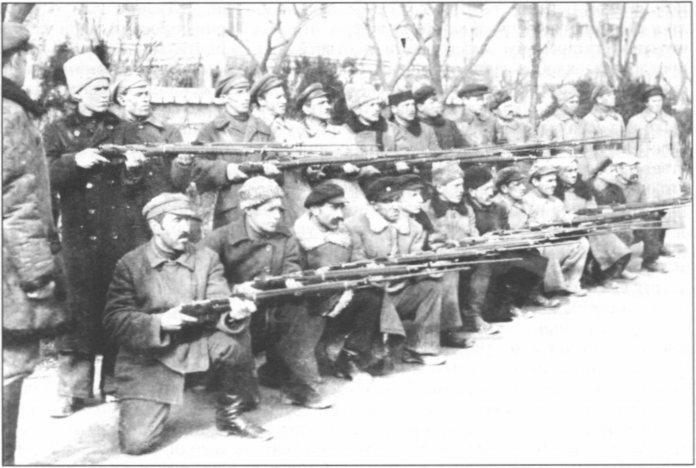 Вторая рота горно-стрелкового батальона Крымской краснопартизанской армии. Фото 1920 г. Фонды Ялтинского историко-литературного музея. Публикуется впервые Вторая рота горно-стрелкового батальона Крымской краснопартизанской армии. Фото 1920 г. Фонды Ялтинского историко-литературного музея. Публикуется впервые