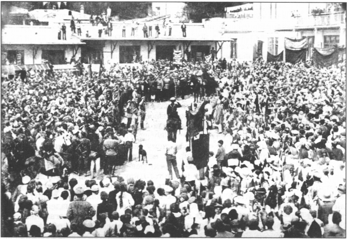 Парад 1 Мая в Ялте. Фото 1919 г. Фонды Ялтинского историко-литературного музея. Публикуется впервые Парад 1 Мая в Ялте. Фото 1919 г. Фонды Ялтинского историко-литературного музея. Публикуется впервые