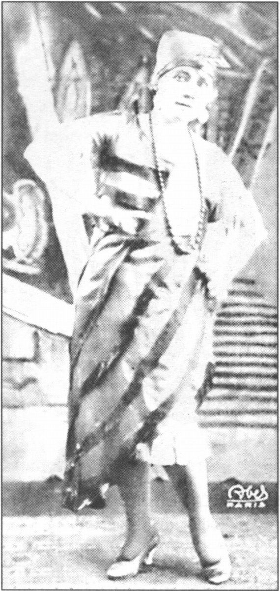 Е. Хатаева исполняет цикл негритянских народных песен. Фотооткрытка Е. Хатаева исполняет цикл негритянских народных песен. Фотооткрытка