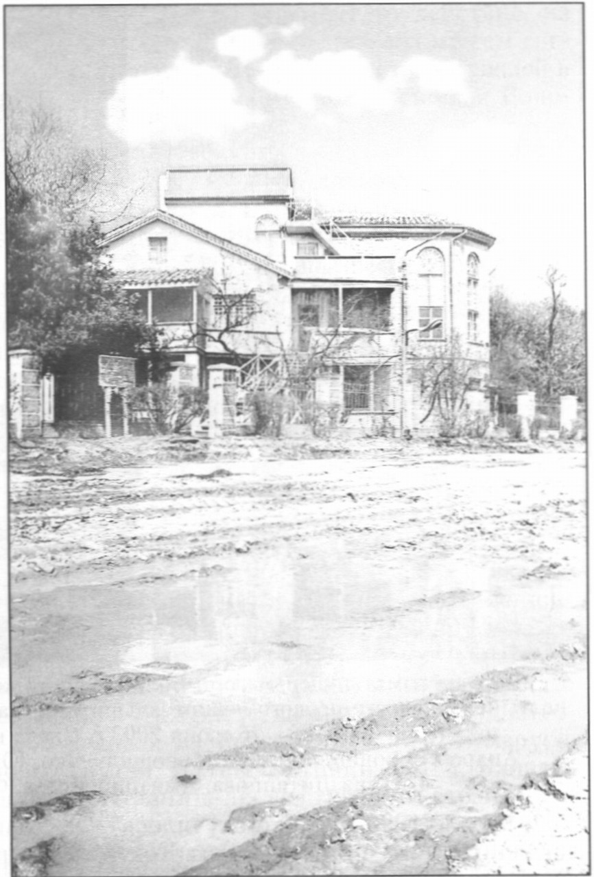 В год 100-летия Дома Поэта на площади у музея кипели работы по реконструкции набережной. Новый вид площадь приобрела в июне. Фото Д. Лосева, апрель 2003 г В год 100-летия Дома Поэта на площади у музея кипели работы по реконструкции набережной. Новый вид площадь приобрела в июне. Фото Д. Лосева, апрель 2003 г