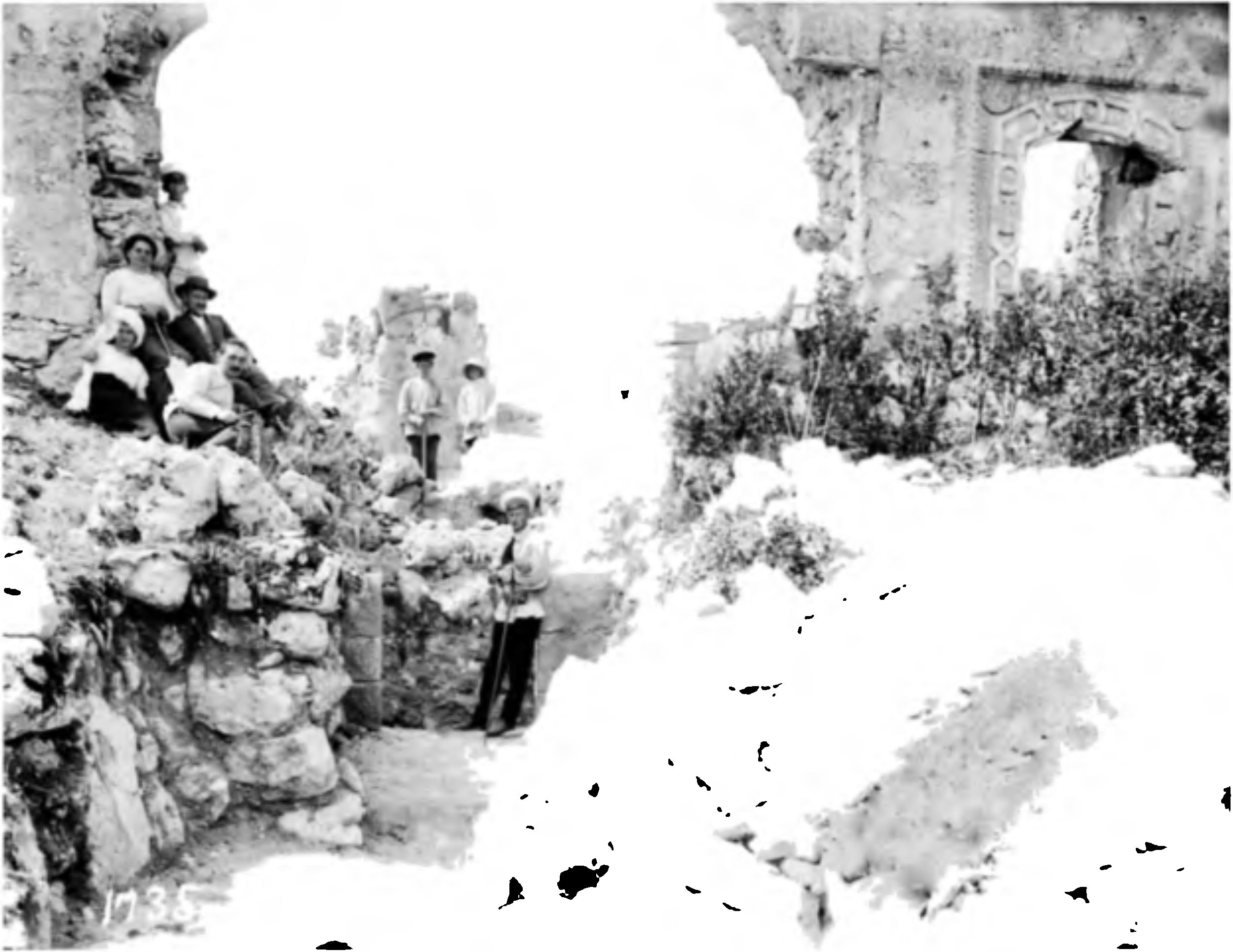 Мангуп. Цитадель. Часть стены с входом и окном. Фото 1913 г.