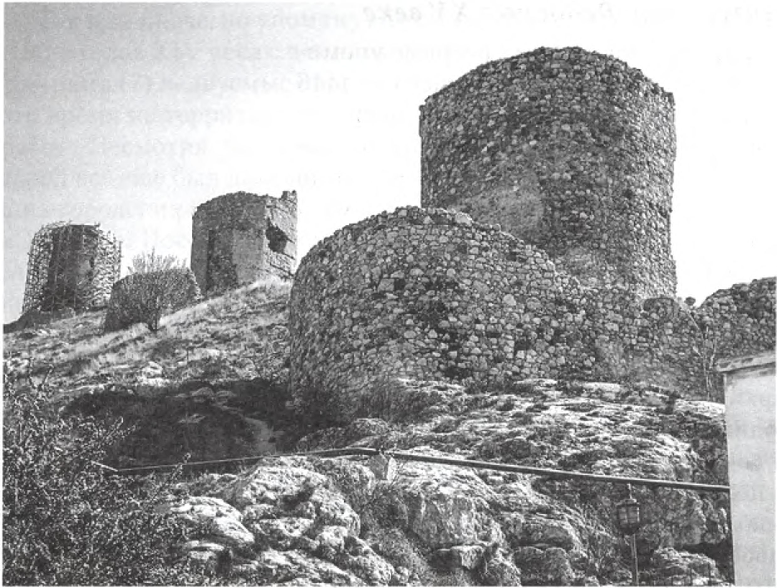 Крепость Чембало (Балаклава) — камень преткновения в отношениях между генуэзцами и князьями Феодоро. Захваченная князем Алексеем в 1433 году, она была отвоевана генуэзцами уже год спустя Крепость Чембало (Балаклава) — камень преткновения в отношениях между генуэзцами и князьями Феодоро. Захваченная князем Алексеем в 1433 году, она была отвоевана генуэзцами уже год спустя