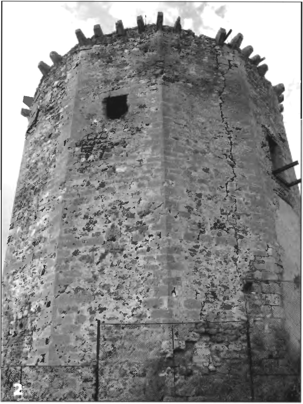 Рис. 98. Окно-бойница третьего этажа южной грани Чоргунской башни: 1 — верхняя часть башни с окном и кронштейнами; 2 — юго-восточные грани башни (вид с юго-востока) Рис. 98. Окно-бойница третьего этажа южной грани Чоргунской башни: 1 — верхняя часть башни с окном и кронштейнами; 2 — юго-восточные грани башни (вид с юго-востока)