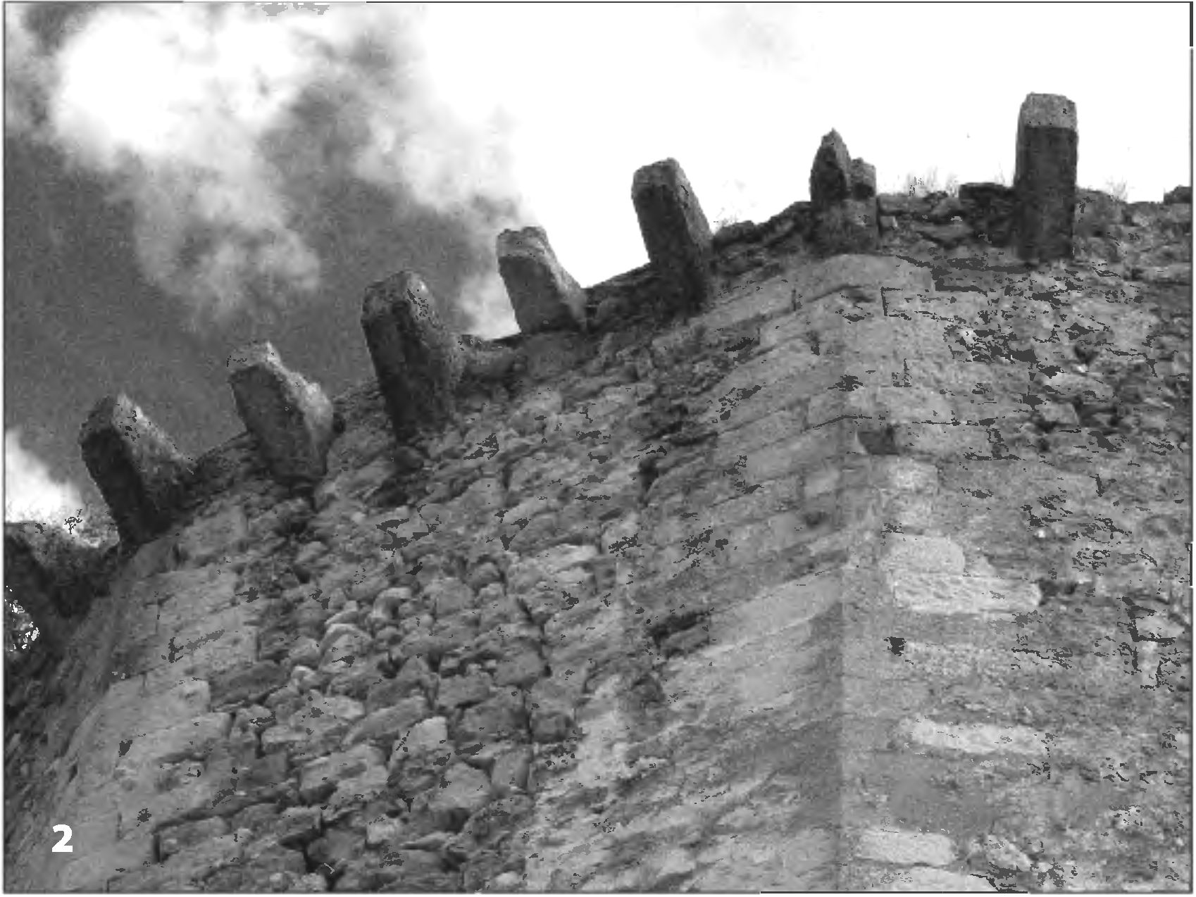 Рис. 99. Кронштейны от машикули на верхней боевой площадке Чоргунской башни: 1 — западная часть башни; 2 — северная сторона башни Рис. 99. Кронштейны от машикули на верхней боевой площадке Чоргунской башни: 1 — западная часть башни; 2 — северная сторона башни
