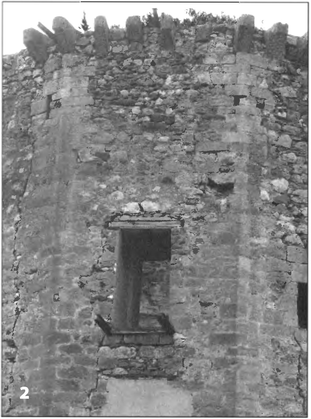 Рис. 100. Восточная часть Чоргунской башни со входом: 1 — общий вид; 2 — деталь со входом (вид с востока) Рис. 100. Восточная часть Чоргунской башни со входом: 1 — общий вид; 2 — деталь со входом (вид с востока)