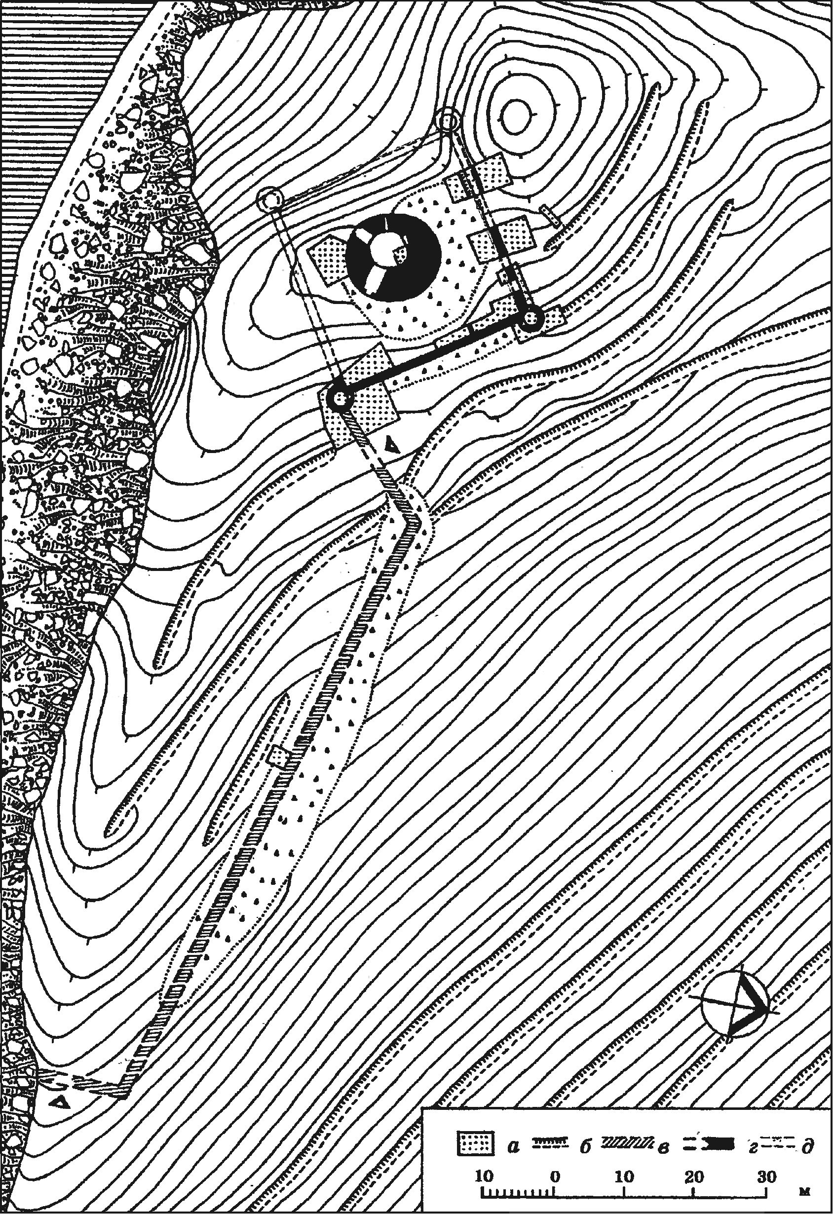 Рис. 122. Замок 1459/60—1475 гг. Гваско в Тасили. План укрепления. Условные обозначения: а — участки раскопок 1992—1993 гг.; б — современные лесотехнические террасы; в — ограда «двора» из бутового камня на глине, г — сохранившиеся участки стен замка; д — гипотетично реконструируемый план замка Рис. 122. Замок 1459/60—1475 гг. Гваско в Тасили. План укрепления. Условные обозначения: а — участки раскопок 1992—1993 гг.; б — современные лесотехнические террасы; в — ограда «двора» из бутового камня на глине, г — сохранившиеся участки стен замка; д — гипотетично реконструируемый план замка