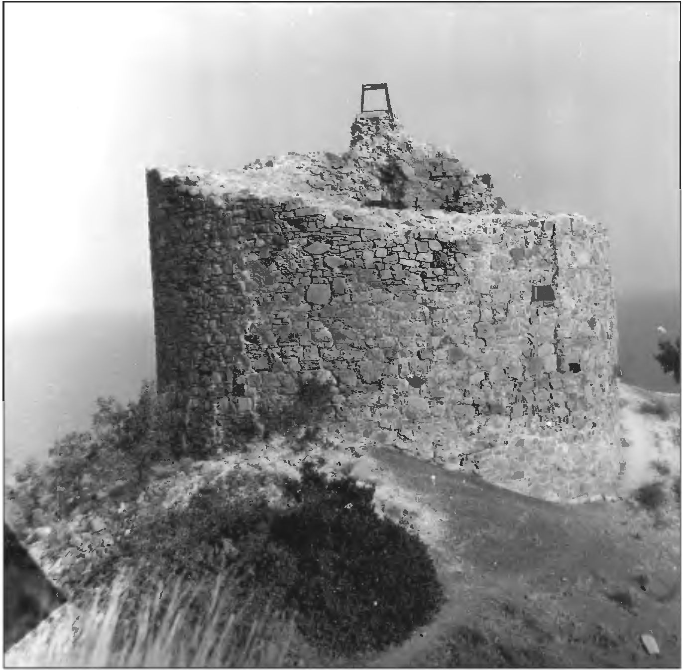 Рис. 123. Донжон замка Тасили (вид с севера) Рис. 123. Донжон замка Тасили (вид с севера)