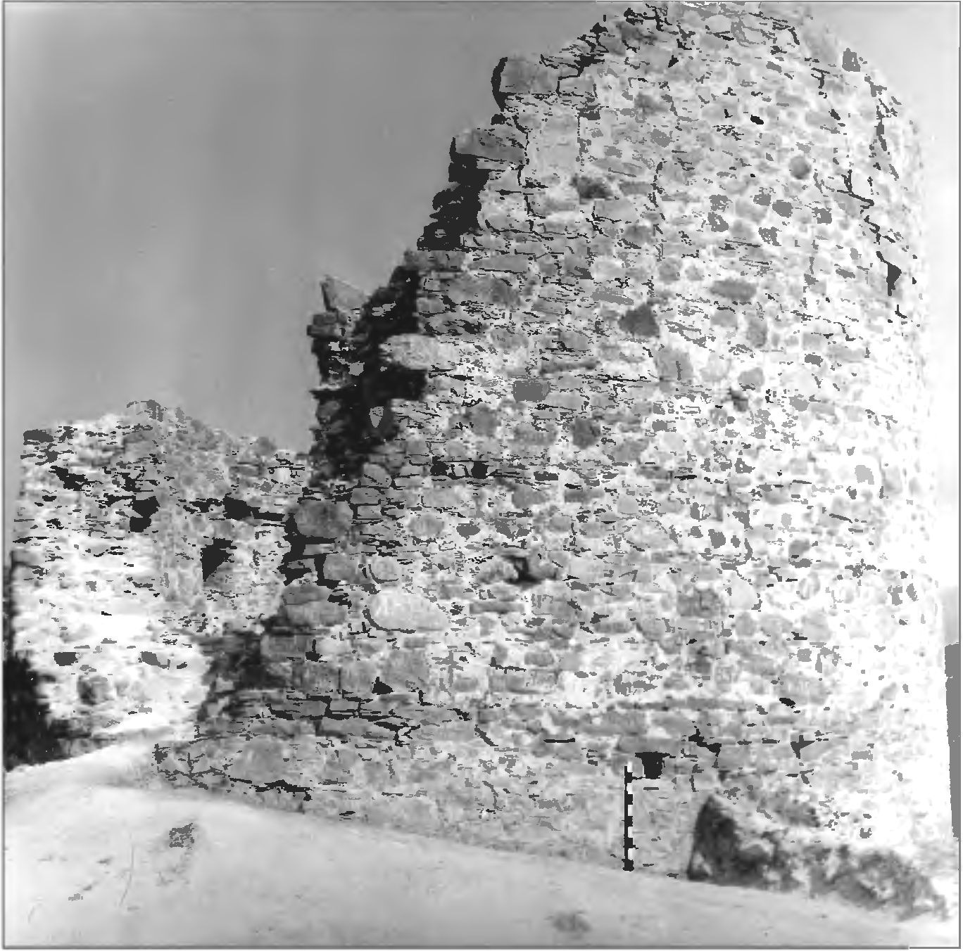 Рис. 124. Донжон замка Тасили (вид с юго-востока) Рис. 124. Донжон замка Тасили (вид с юго-востока)