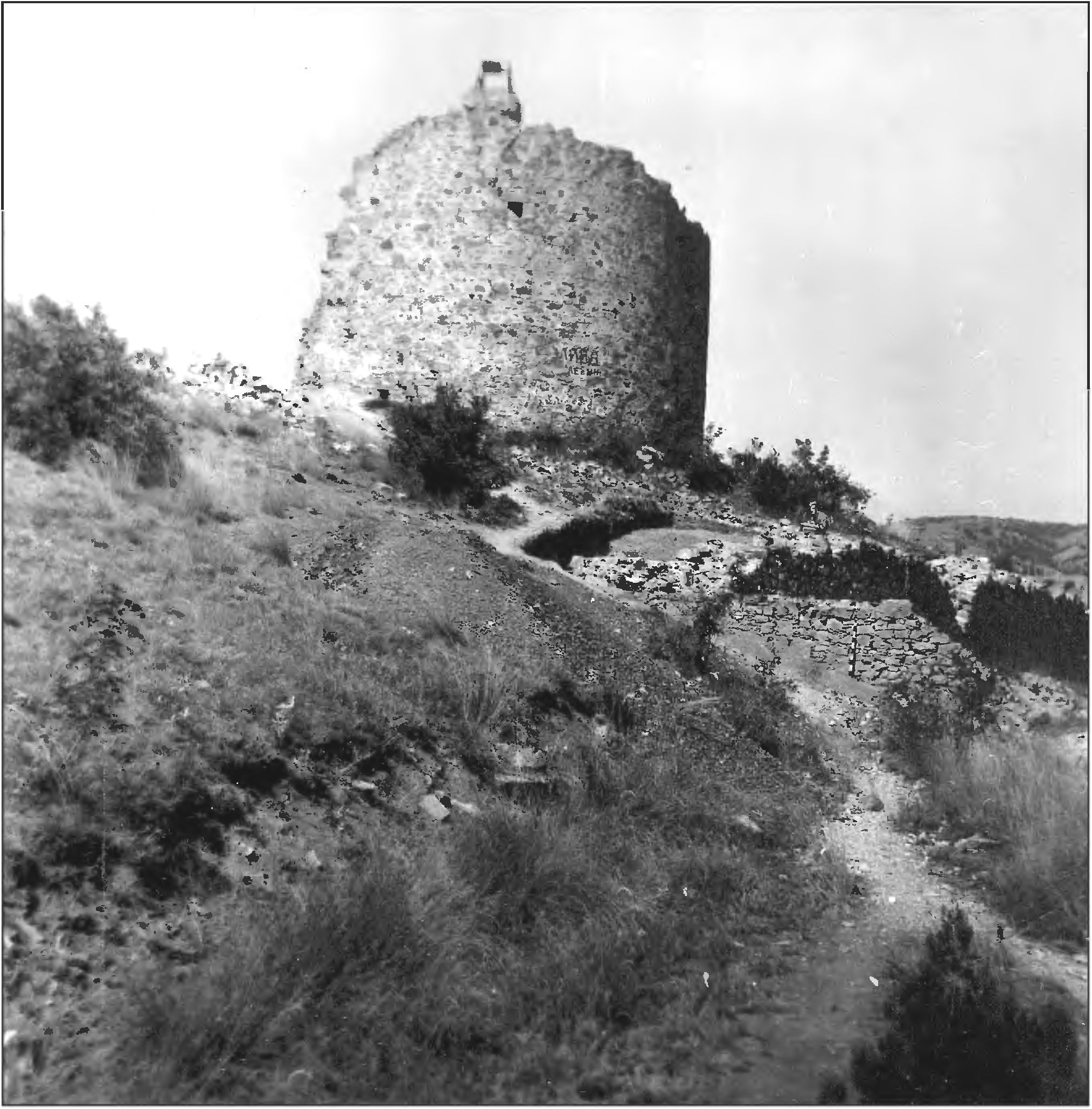 Рис. 125. Руины замка Тасили (вид с востока) Рис. 125. Руины замка Тасили (вид с востока)