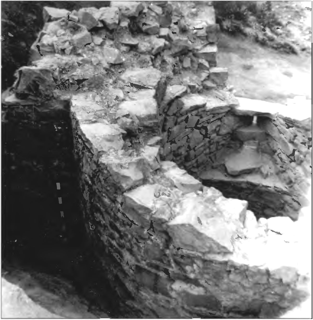 Рис. 133. Примыкание куртин к восточной башне (№ 1). Вид с юго-востока Рис. 133. Примыкание куртин к восточной башне (№ 1). Вид с юго-востока