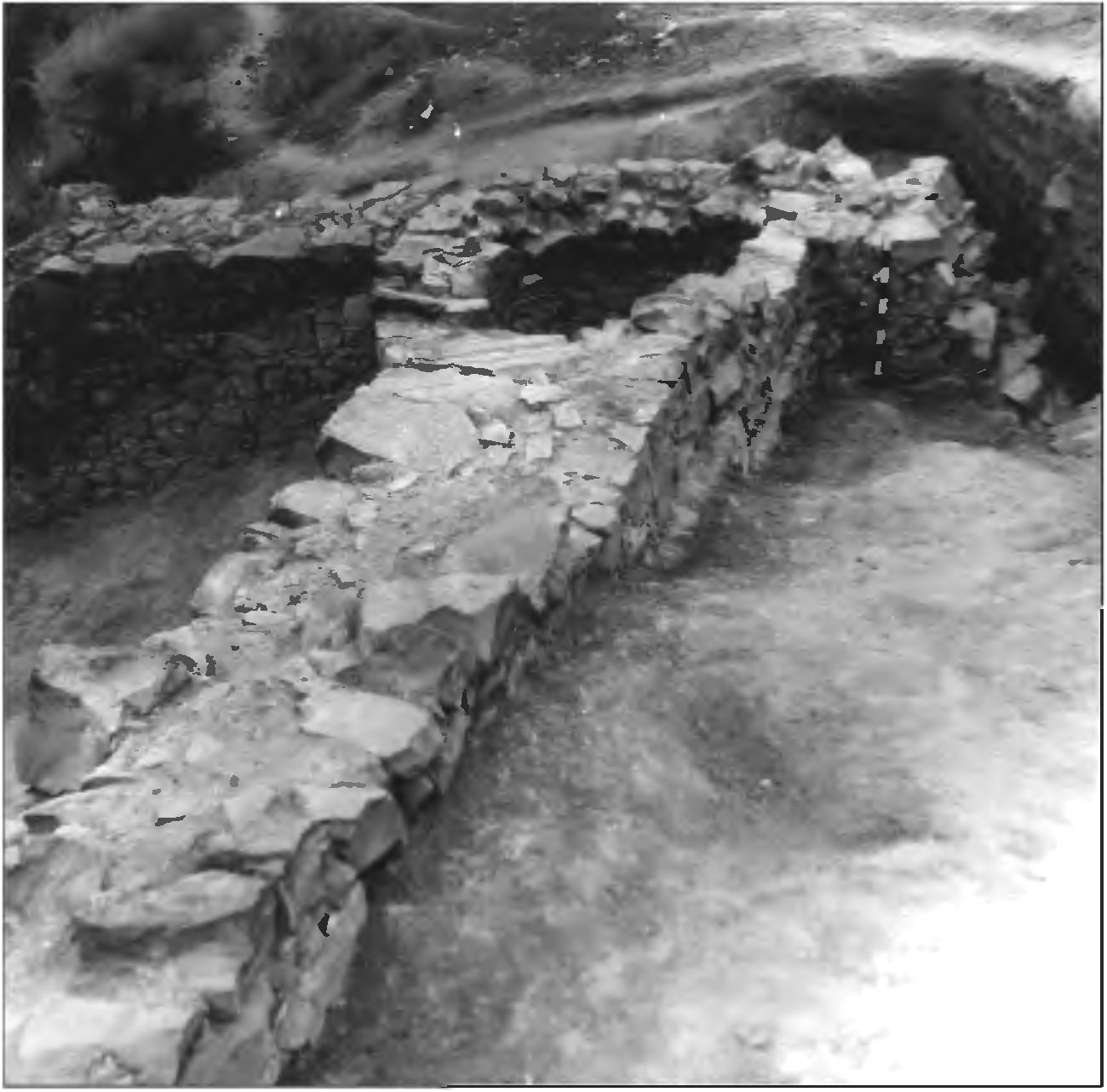 Рис. 135. Башня № 1 замка Тасили и примыкающие к ней куртины. Вид с запада Рис. 135. Башня № 1 замка Тасили и примыкающие к ней куртины. Вид с запада