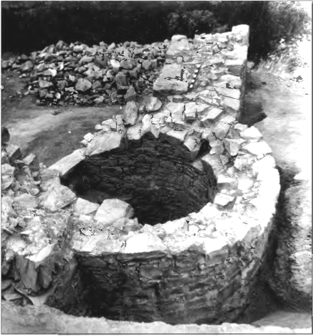 Рис. 137. Угловая башня № 1 внешней линии обороны замка Тасили (1474 г.). Вид с юго-запада Рис. 137. Угловая башня № 1 внешней линии обороны замка Тасили (1474 г.). Вид с юго-запада