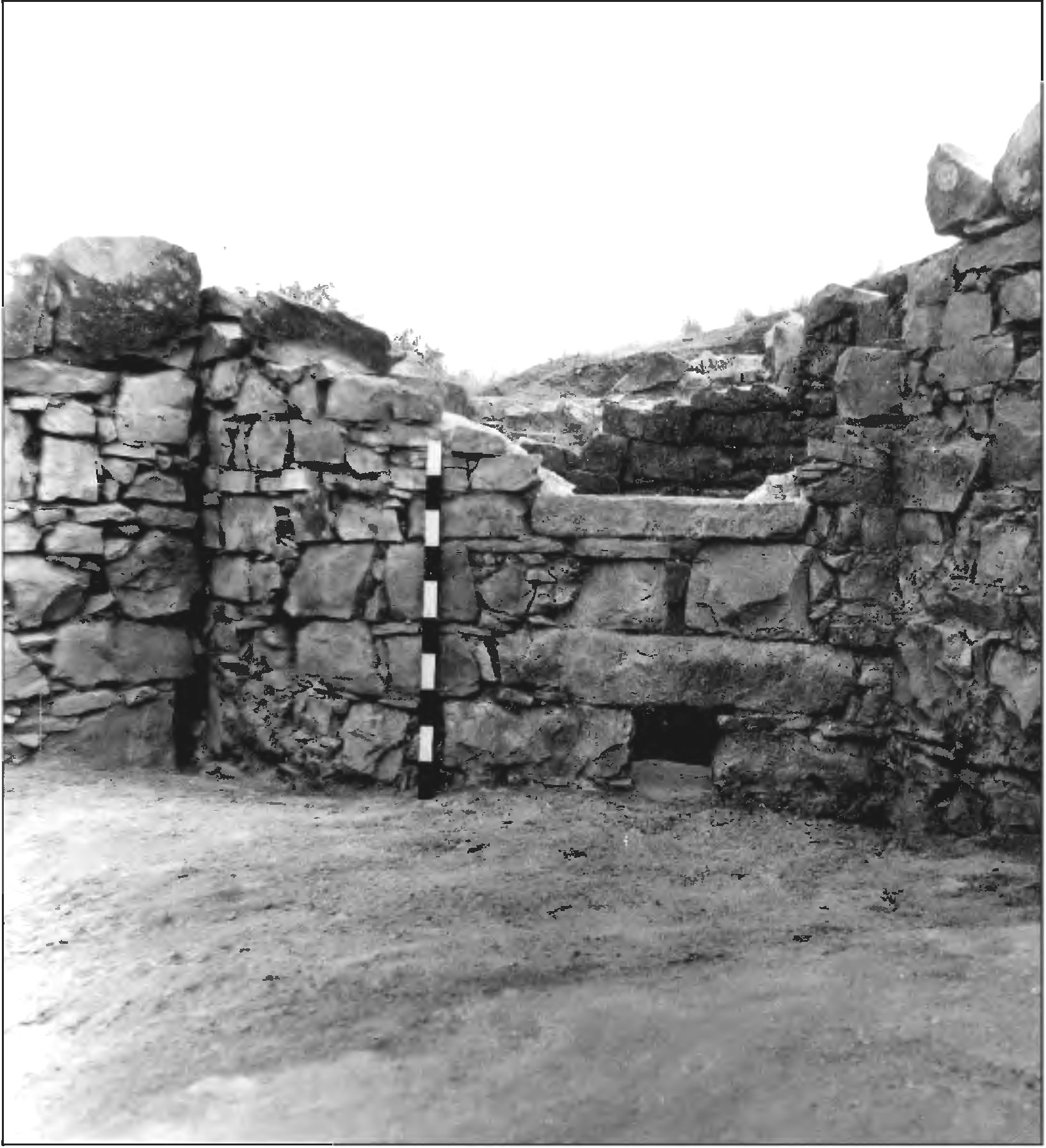 Рис. 139. Башня № 1 с амбразурами подножного боя. Вид с севера Рис. 139. Башня № 1 с амбразурами подножного боя. Вид с севера