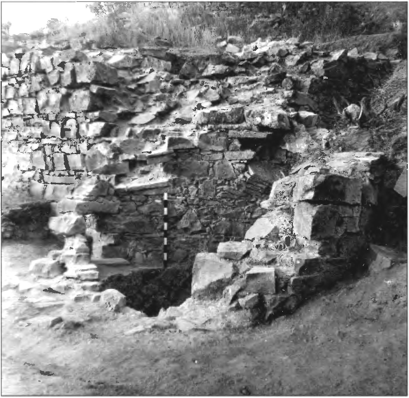 Рис. 148. Угловая башня № 2 замка Тасили. Вид с севера Рис. 148. Угловая башня № 2 замка Тасили. Вид с севера