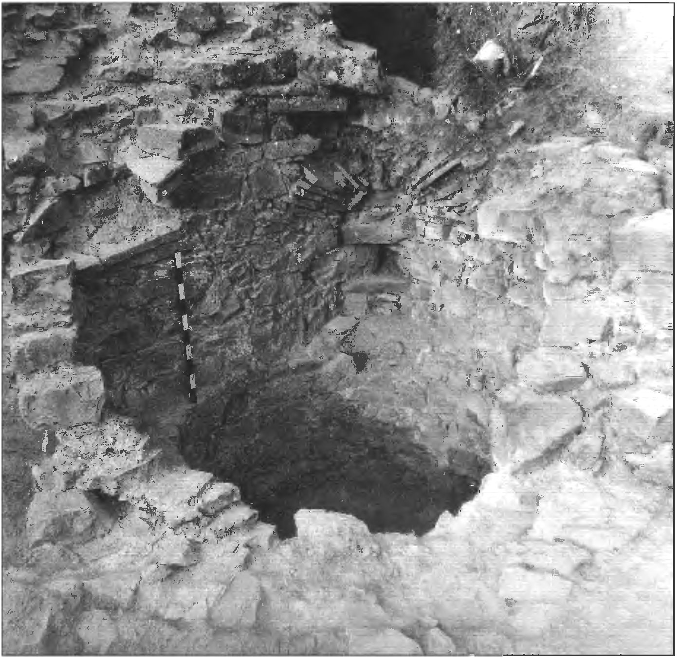 Рис. 149. Руины угловой башни № 2 замка Тасили. Вид с северо-востока Рис. 149. Руины угловой башни № 2 замка Тасили. Вид с северо-востока