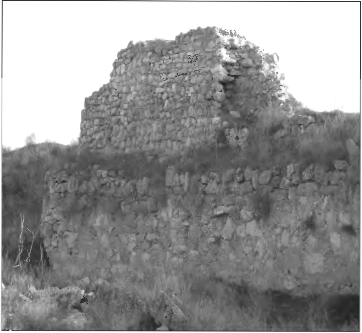 Рис. 17. Деформированная кладка оборонительной стены Каламиты и подпирающая ее куртина (вид с запада) Рис. 17. Деформированная кладка оборонительной стены Каламиты и подпирающая ее куртина (вид с запада)
