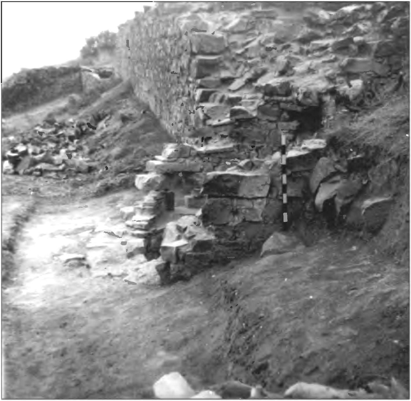 Рис. 153. Угловая башня замка Тасили № 2. Вид с северо-запада Рис. 153. Угловая башня замка Тасили № 2. Вид с северо-запада