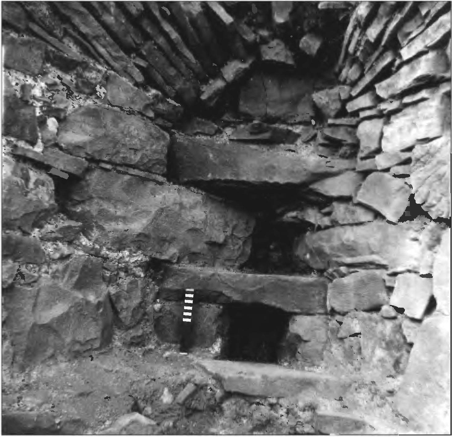 Рис. 154. Юго-западная амбразура в башне № 2. Вид изнутри, с северо-востока Рис. 154. Юго-западная амбразура в башне № 2. Вид изнутри, с северо-востока