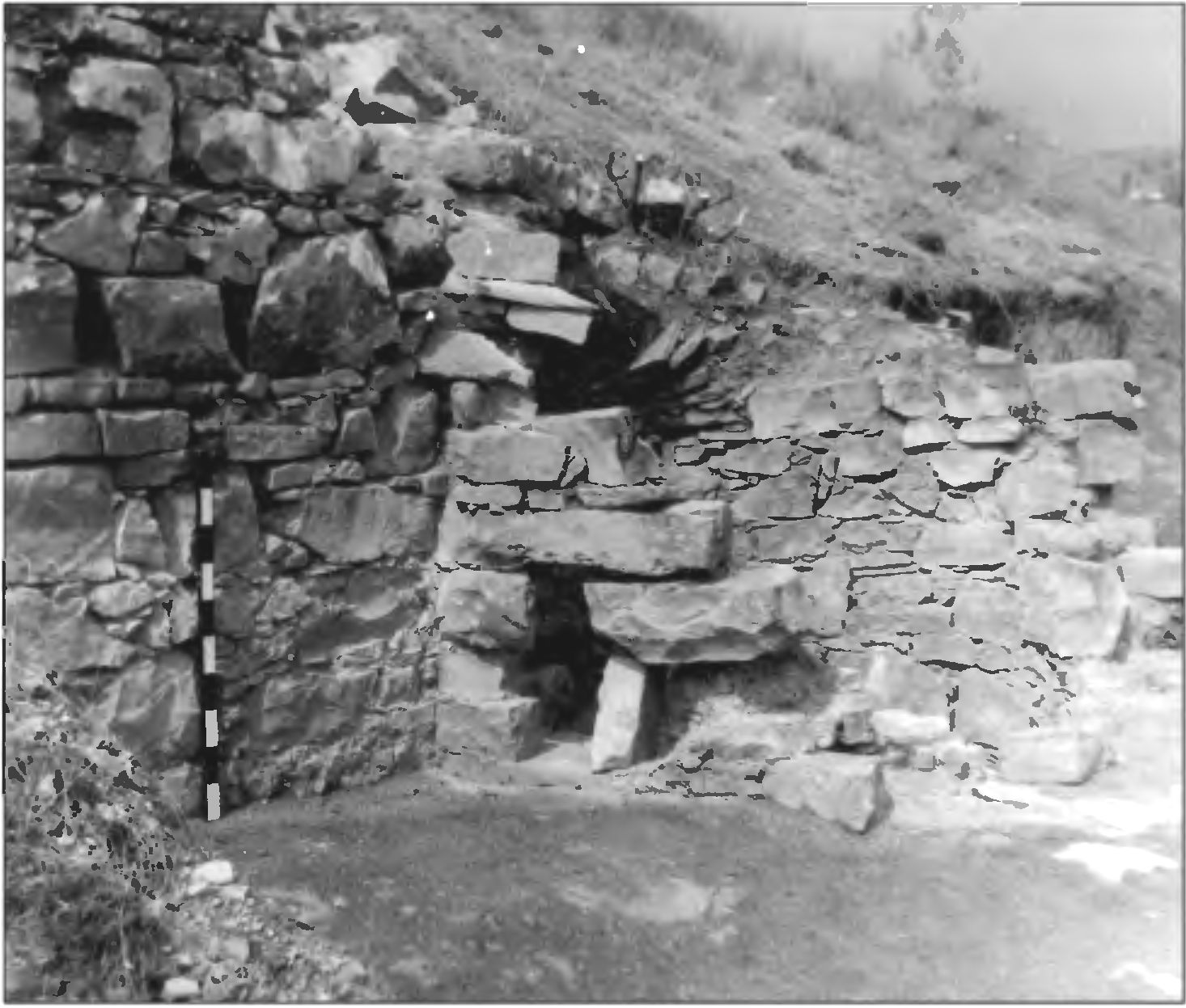 Рис. 155. Юго-восточная амбразура в башне № 2 Вид с востока Рис. 155. Юго-восточная амбразура в башне № 2 Вид с востока