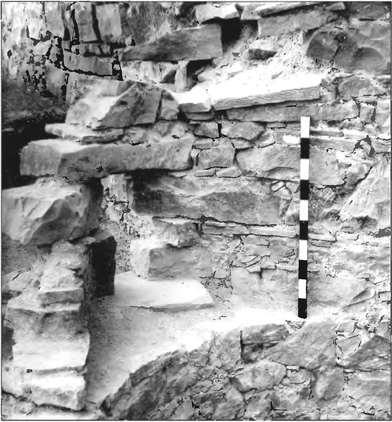 Рис. 156. Юго-восточноя бойница северной башни (№ 2). Вид изнутри и с севера Рис. 156. Юго-восточноя бойница северной башни (№ 2). Вид изнутри и с севера