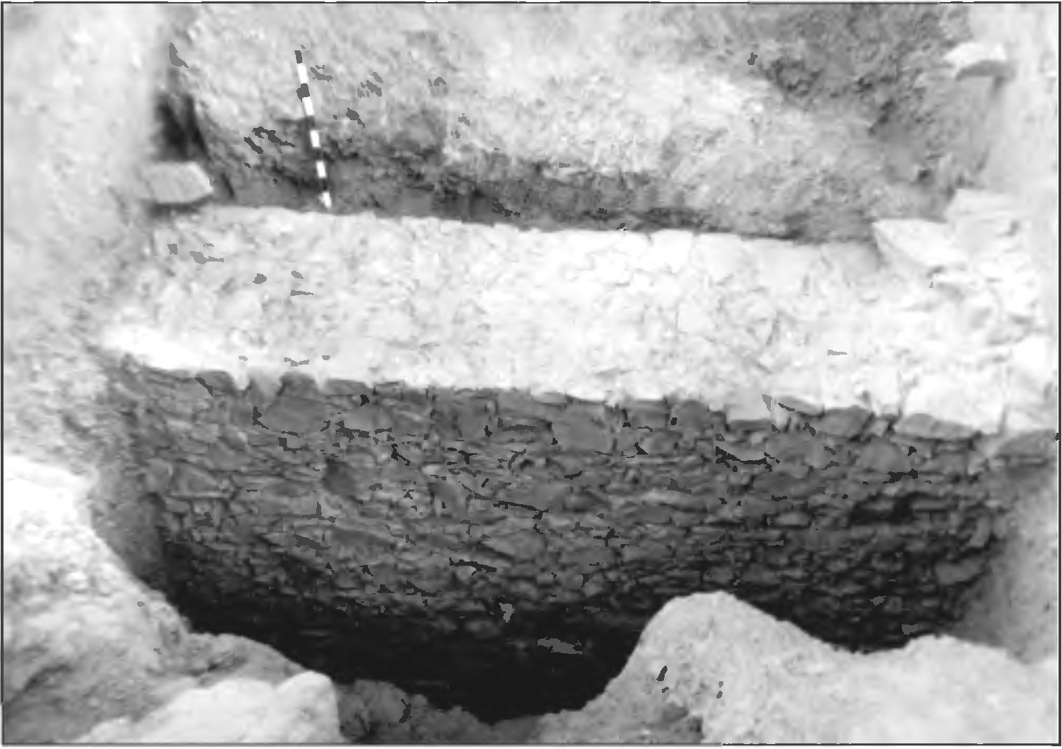 Рис. 158. Фундаменты северо-западной куртины в кв. 7—8 раскопа № 4. Вид с юго-востока Рис. 158. Фундаменты северо-западной куртины в кв. 7—8 раскопа № 4. Вид с юго-востока