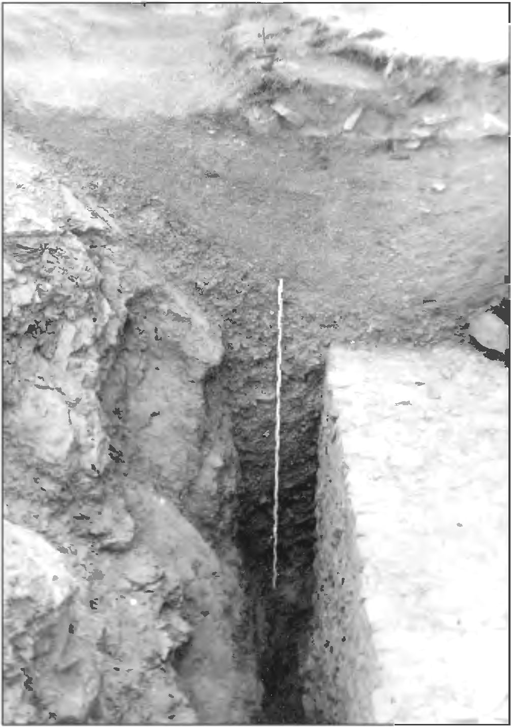 Рис. 159. Фундаменты северо-западной куртины в кв. 7—8 раскопа № 4. Стратиграфическая картина юго-западного борта квадратов. Вид с юго-востока Рис. 159. Фундаменты северо-западной куртины в кв. 7—8 раскопа № 4. Стратиграфическая картина юго-западного борта квадратов. Вид с юго-востока