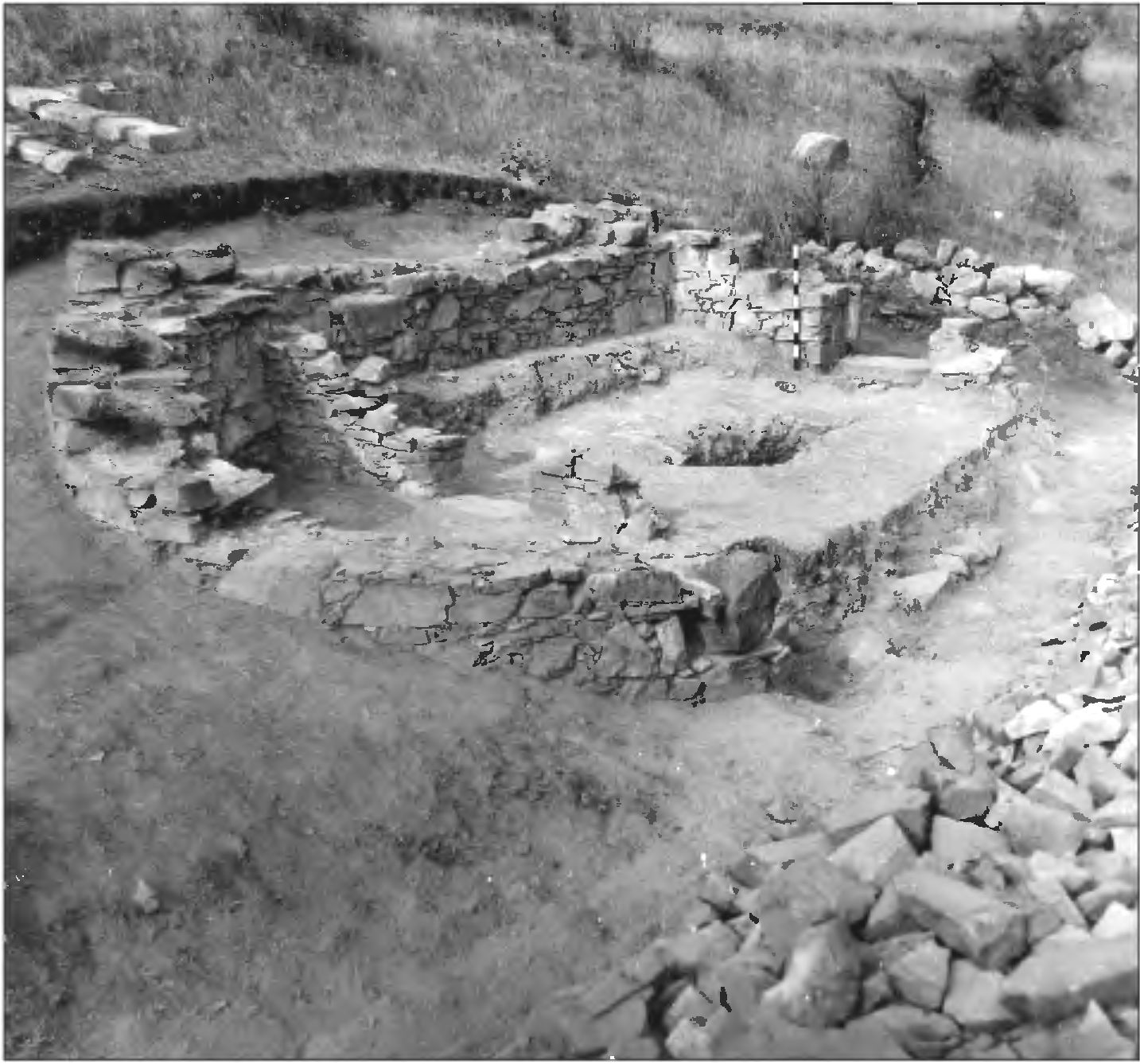 Рис. 165. Церковь поселения XV в. у замка Тасили. Вид с востока Рис. 165. Церковь поселения XV в. у замка Тасили. Вид с востока