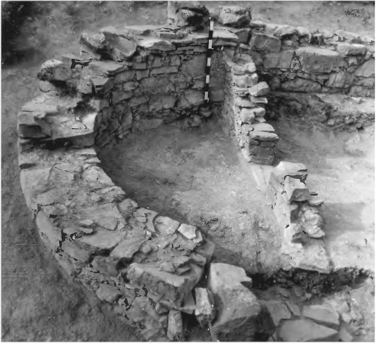 Рис. 166. Апсидная часть с алтарной преградой церкви XV в. у замка Тасили. Вид с севера Рис. 166. Апсидная часть с алтарной преградой церкви XV в. у замка Тасили. Вид с севера