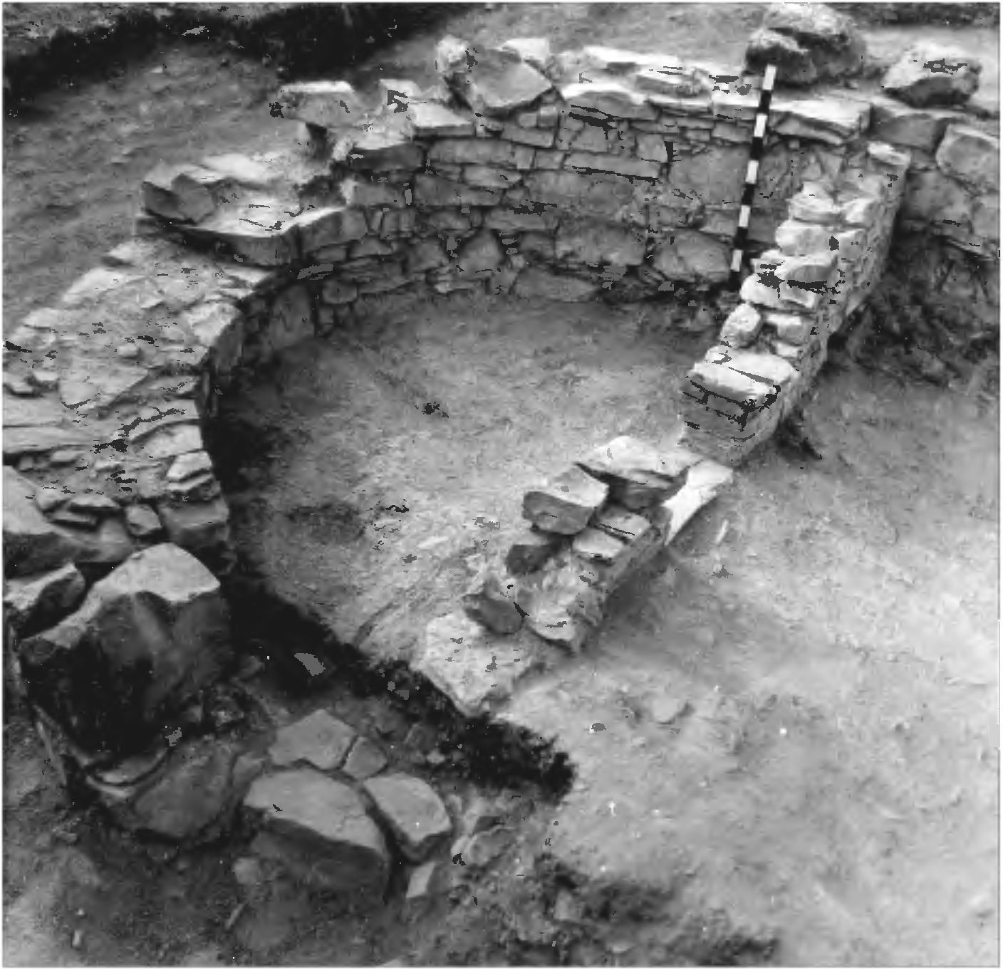 Рис. 167. Апсида и предалтарная преграда церкви XV в. поселения Тасили. Вид с северо-запада Рис. 167. Апсида и предалтарная преграда церкви XV в. поселения Тасили. Вид с северо-запада