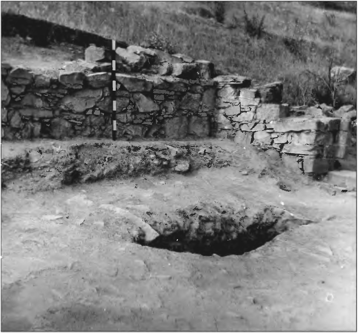 Рис. 168. Руины стен церкви поселения Тасили. Вид с северо-востока Рис. 168. Руины стен церкви поселения Тасили. Вид с северо-востока