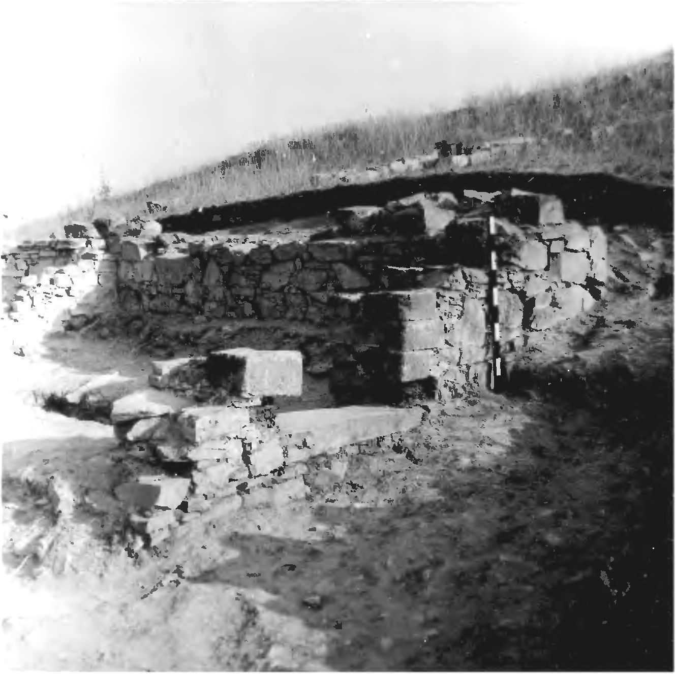 Рис. 169. Руины церкви XV в. поселения Тасили. Вид с северо-запада Рис. 169. Руины церкви XV в. поселения Тасили. Вид с северо-запада