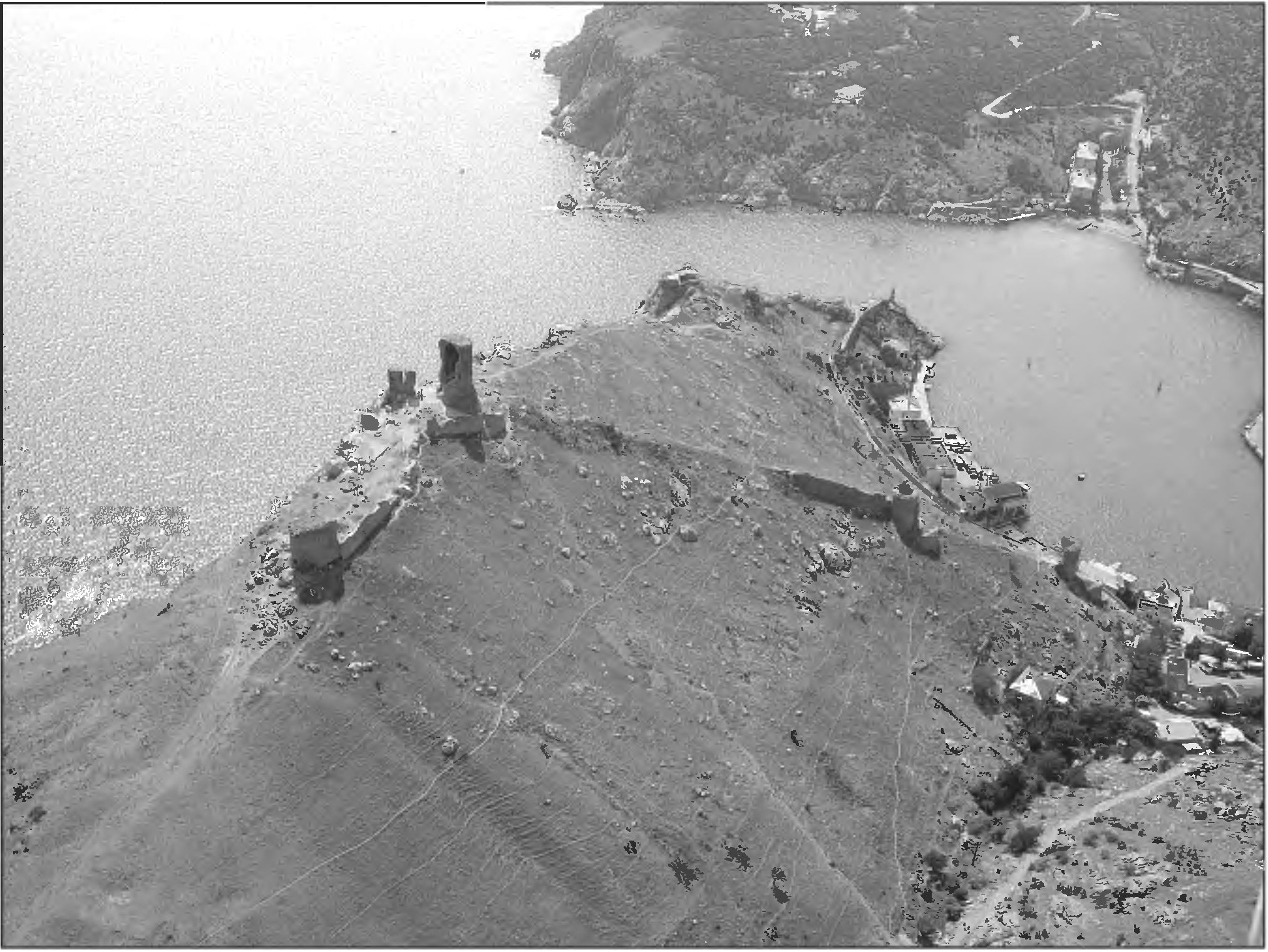 Рис. 23. Крепость Чембало. Вид сверху и с востока (фото К. Вильямса и Г. Мака) Рис. 23. Крепость Чембало. Вид сверху и с востока (фото К. Вильямса и Г. Мака)