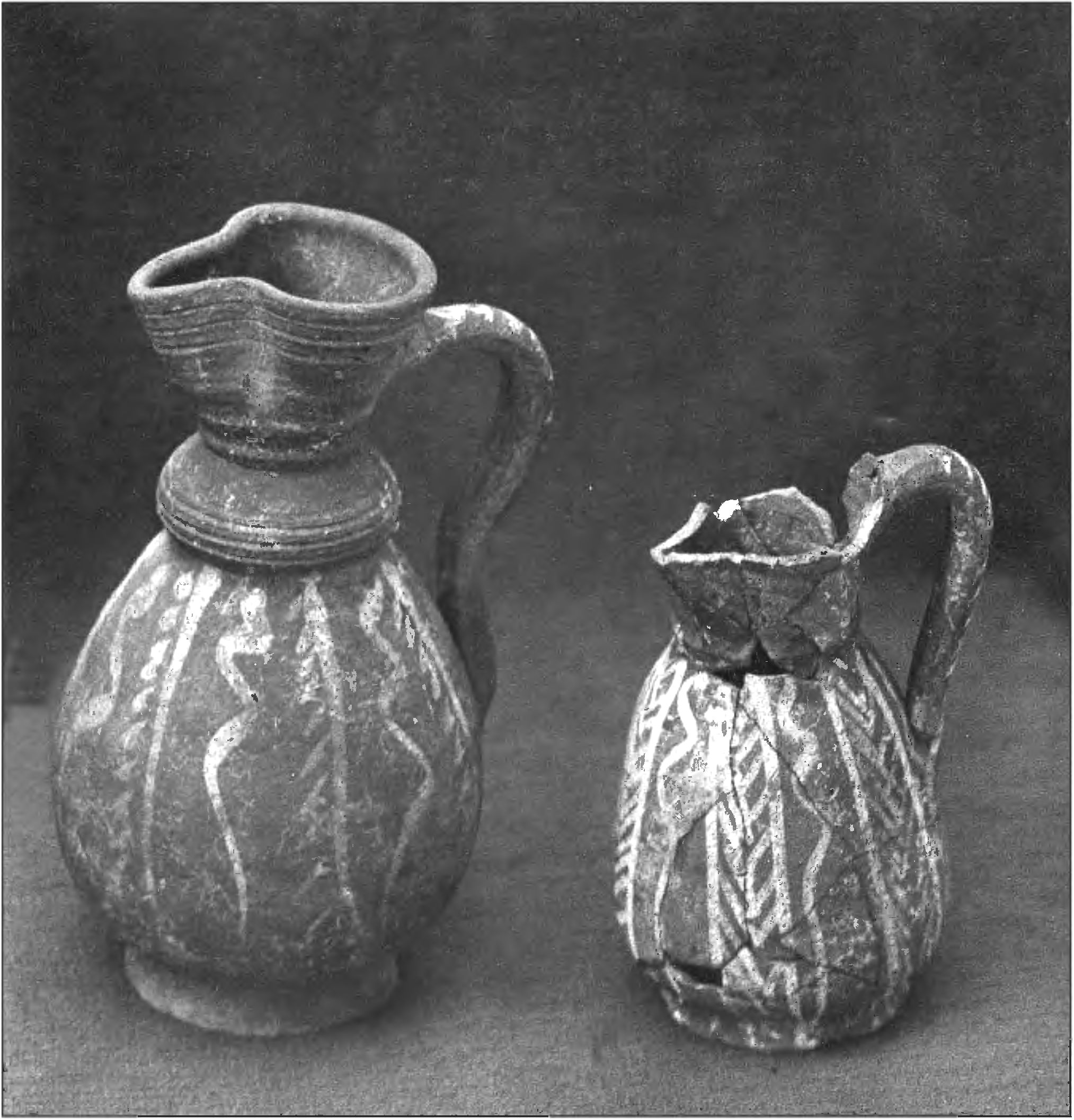 Рис. 219 Коричневоглиняные кувшины XV в. с ойнохоевидным горлом и росписью белым ангобом Рис. 219 Коричневоглиняные кувшины XV в. с ойнохоевидным горлом и росписью белым ангобом