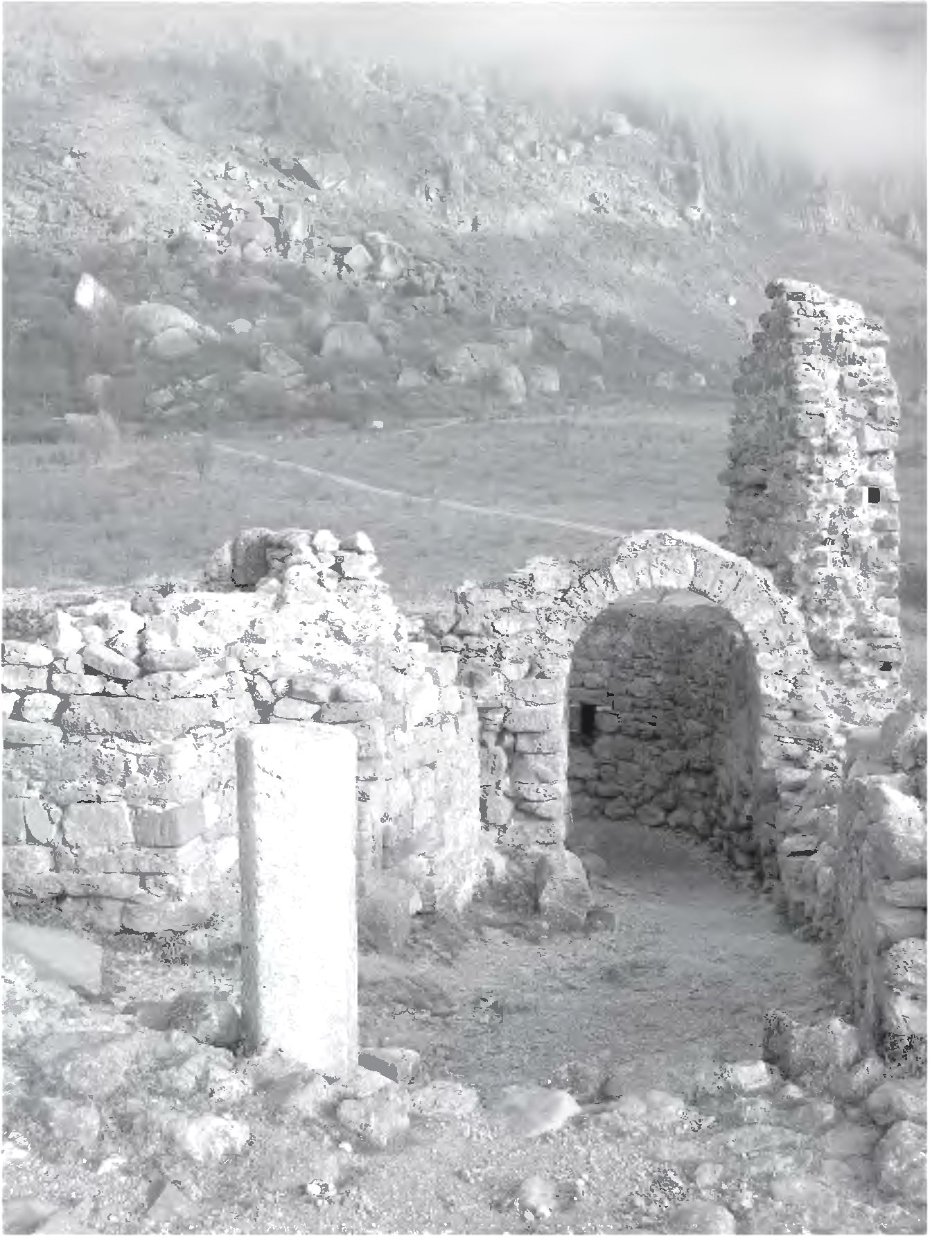 Рис. 233. Руины крепостных ворот 1423 г. и въездной башни второй четверти XV в. (вид с юго-запада). Современное состояние Рис. 233. Руины крепостных ворот 1423 г. и въездной башни второй четверти XV в. (вид с юго-запада). Современное состояние