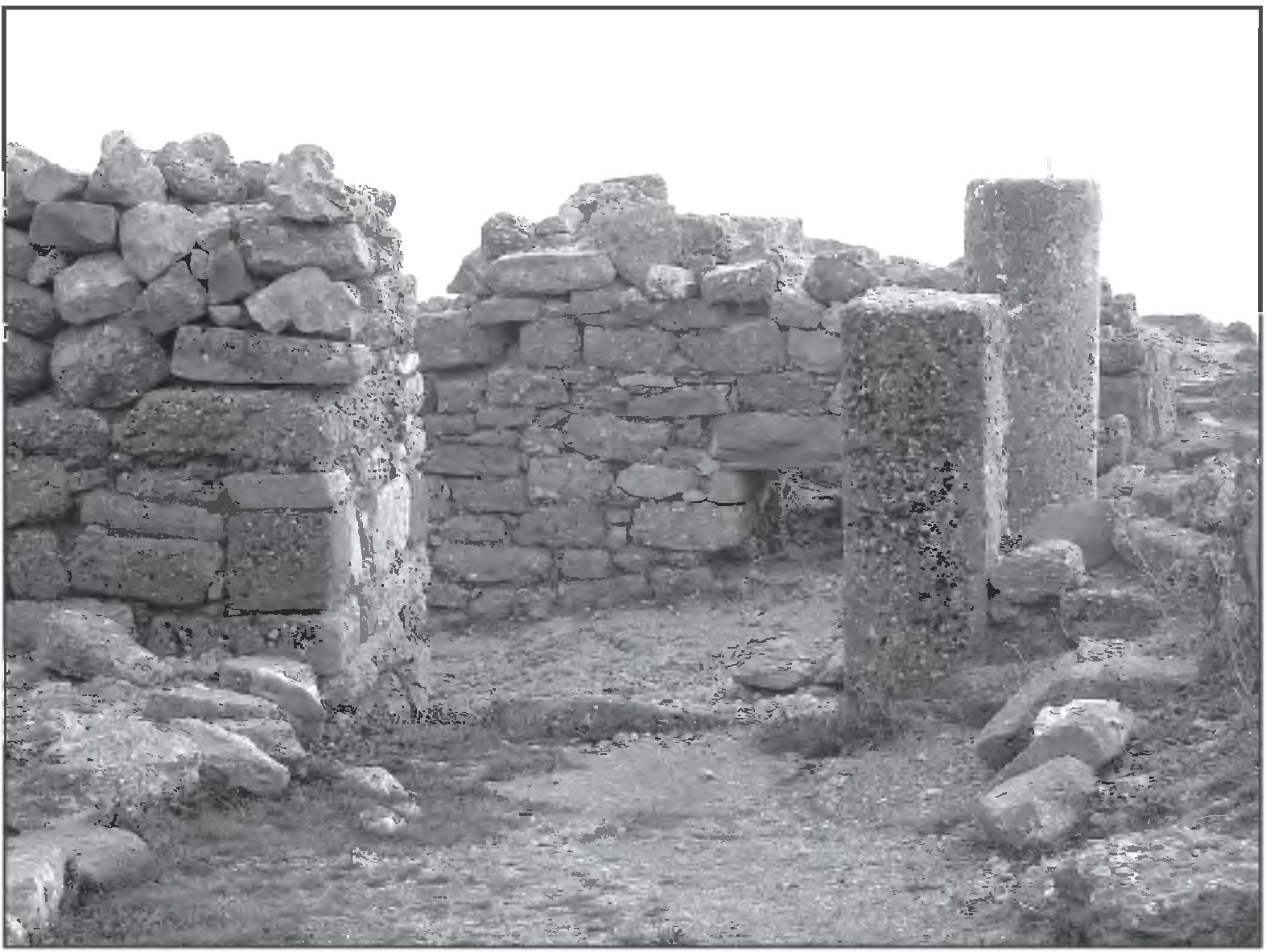 Рис. 234. Руины храма замка Фуны (1459 г.). Вид с северо-запада: 1 — северная стена нижнего этажа храма; 2 — проход в северо-западном углу нижнего этажа храма Рис. 234. Руины храма замка Фуны (1459 г.). Вид с северо-запада: 1 — северная стена нижнего этажа храма; 2 — проход в северо-западном углу нижнего этажа храма